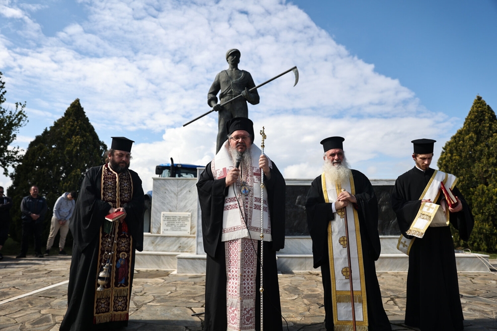Ο Μητροπολίτης Λαρίσης στο μνημείο των αγροτών κοντά στο σιδηροδρομικό σταθμό του Κιλελέρ