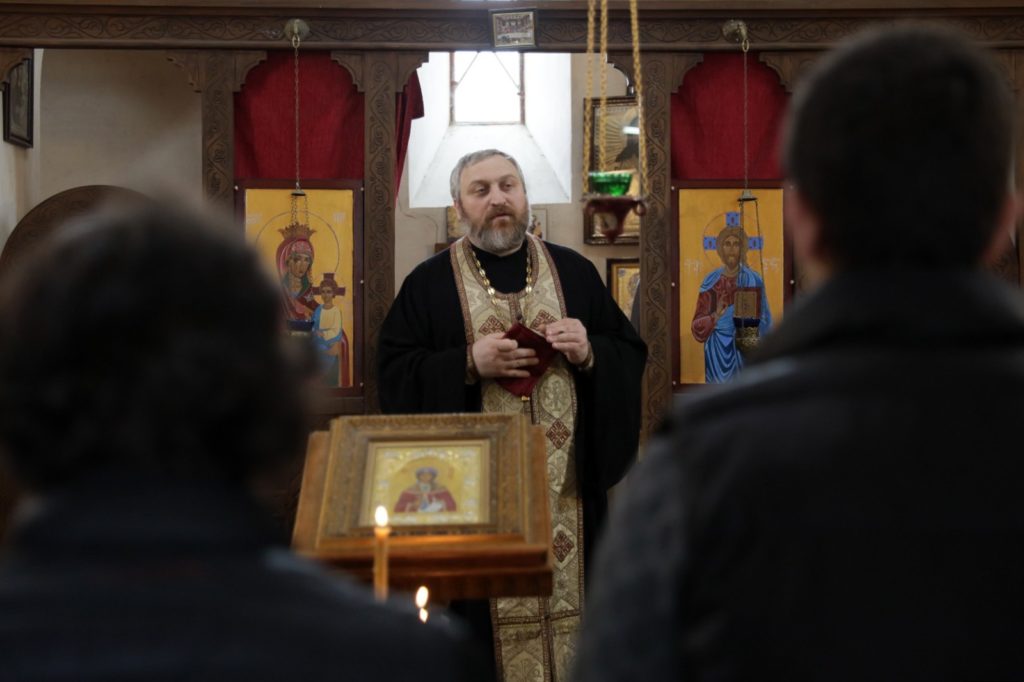 საპატრიარქოს საზოგადოებასთან ურთიერთობის სამსახურის წარმომადგენელმა, დეკანოზმა გიორგი კალანდიამ მსჯავრდებულებს მისი უწმინდესობის ლოცვა-კურთხევა და სააღდგომო ნობათი გადასცა