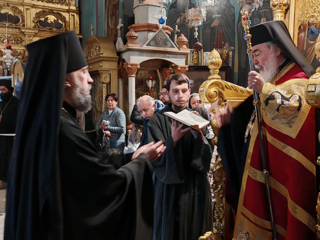 Начальник Русской духовной миссии сослужил Патриарху Феофилу в Лазареву субботу