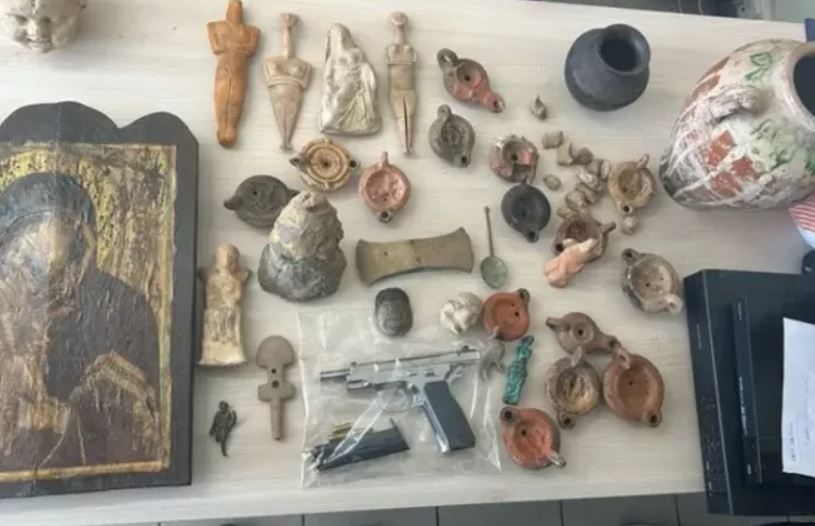 Υπόθεση αρχαιοκαπηλίας στην Κρήτη: Κατασχέθηκαν η εικόνα της Παναγίας Βρεφοκρατούσας, αγγεία, τμήματα αρχαιοτήτων