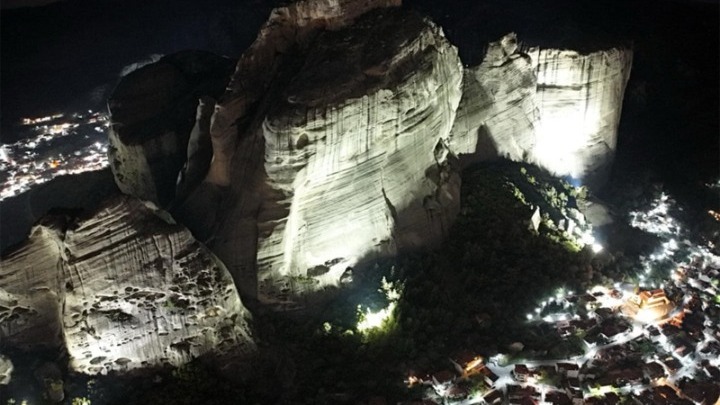 Εντυπωσιάζει ο αναβαθμισμένος φωτισμός των Μετεώρων