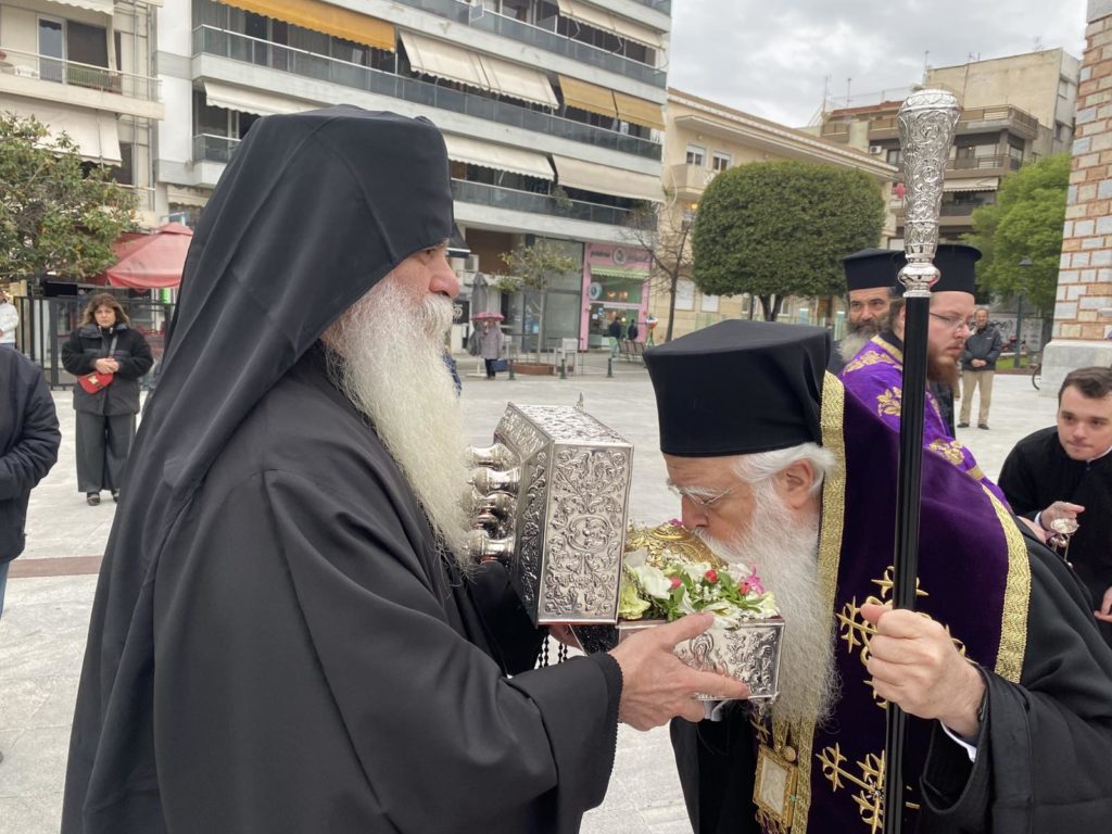Ο ευσεβής λαός του Βόλου υποδέχθηκε την Τιμία Κάρα του Οσίου Δαυίδ του Γέροντος