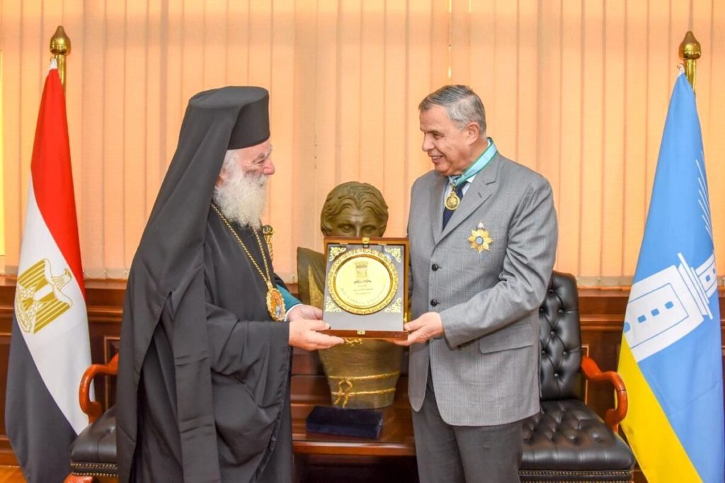 Περικόσμηση του Κυβερνήτη της Αλεξάνδρειας από τον Πατριάρχη Αλεξανδρείας Θεόδωρο