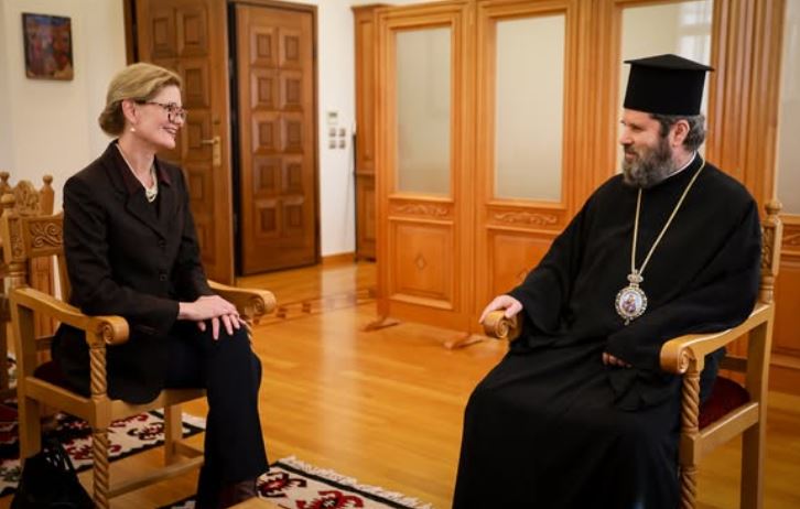 E Ngarkuara me Punë Nancy VanHorn u takua me Kryepeshkopin e sapo fronëzuar të Tiranës, Durrësit dhe gjithë Shqipërisë Joan