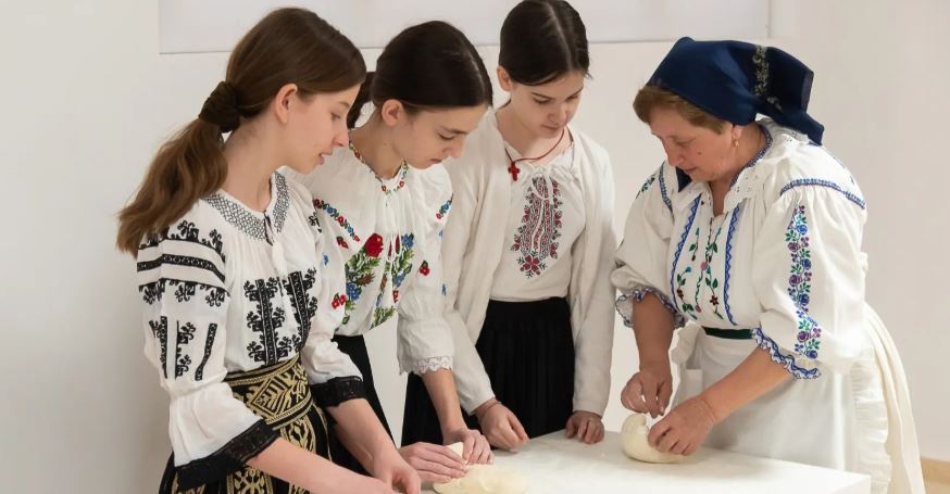 Sute de copii din Arad vor învăța la muzeu cum să prepare aluaturi tradiționale de Paști