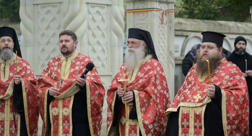Părinții de la Mănăstirea Putna i-au pomenit pe românii masacrați de sovietici la Fântâna Albă