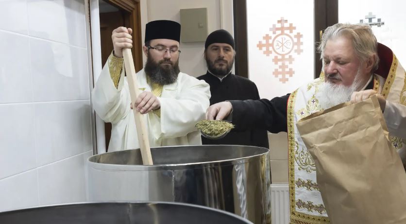 Continuă prepararea Sfântului și Marelui Mir: În a doua zi, plantele aromate sunt fierte în vin