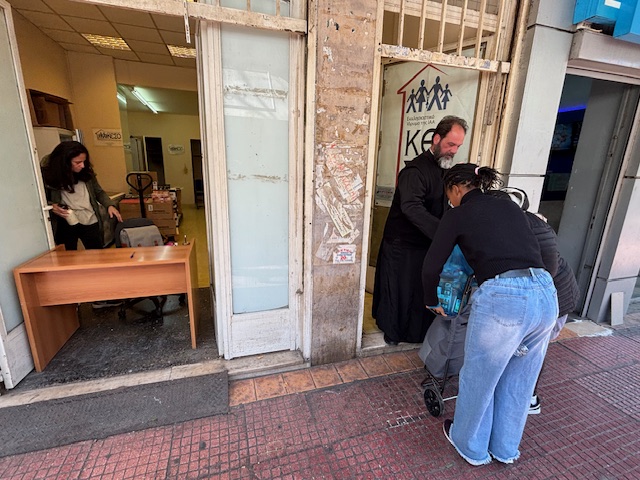 Διανομή τροφίμων του ΚΕΣΟ για το Πασχαλινό τραπέζι σε άπορους ανθρώπους