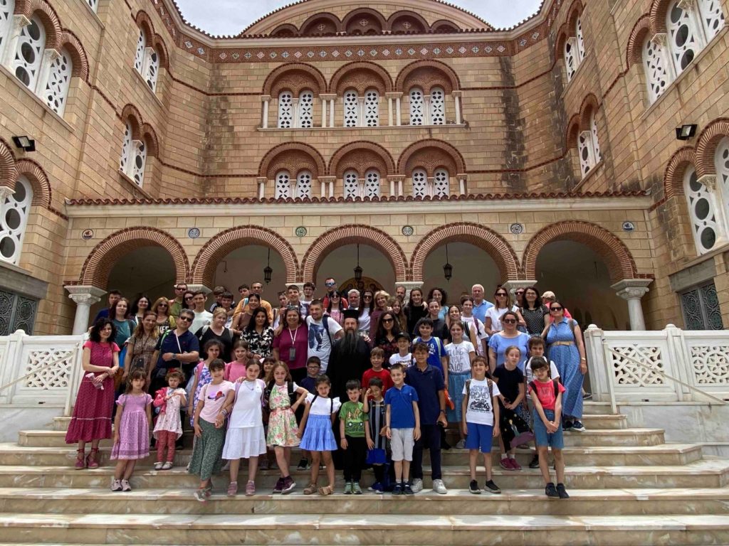 Η ενορία Παναγίας Φανερωμένης Χολαργού κοντά στους νέους