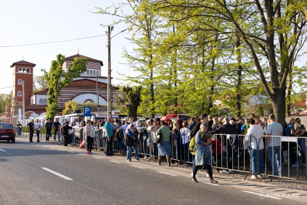 90.000 de pelerini s-au închinat Sfintei Elena la Mănăstirea Pantocrator: Când pleacă cinstitele moaște