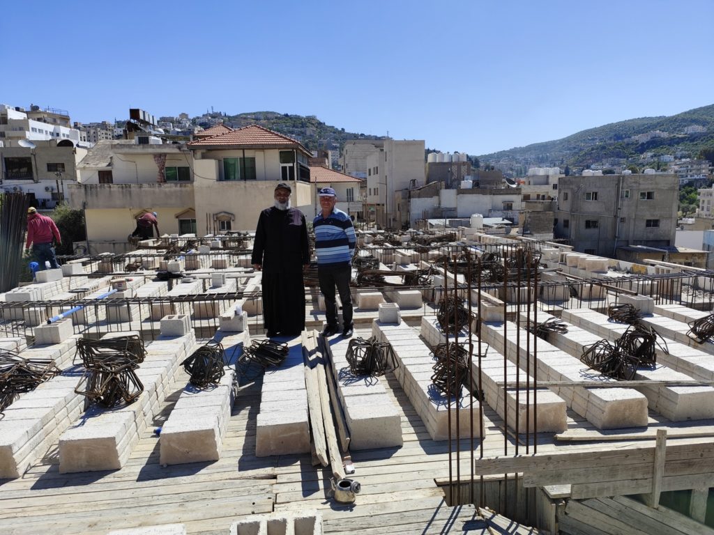 صبُّ سقفِ القاعةِ الرّعويّةِ في عجلون