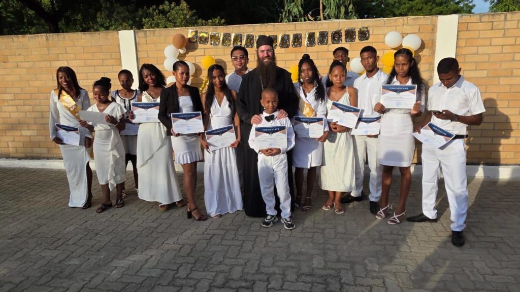 Τελετή αποφοίτησης στη Σχολή Πληροφορικής και Αγγλικών της Επισκοπής Τολιάρας