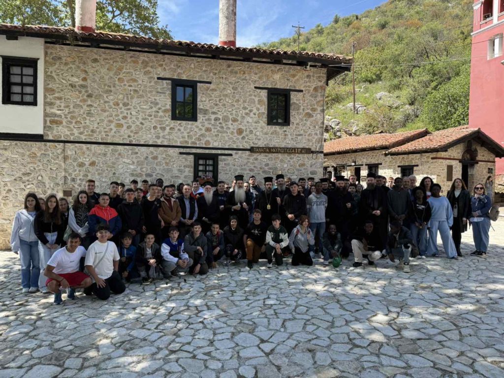 Ο Μητροπολίτης Φθιώτιδος με μαθητές του Εκκλησιαστικού Σχολείου Λαμίας στην Καστοριά