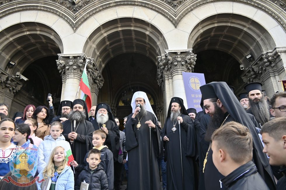 Софија – Одслужен молебан и велика литија за враћање вјеронауке у школе