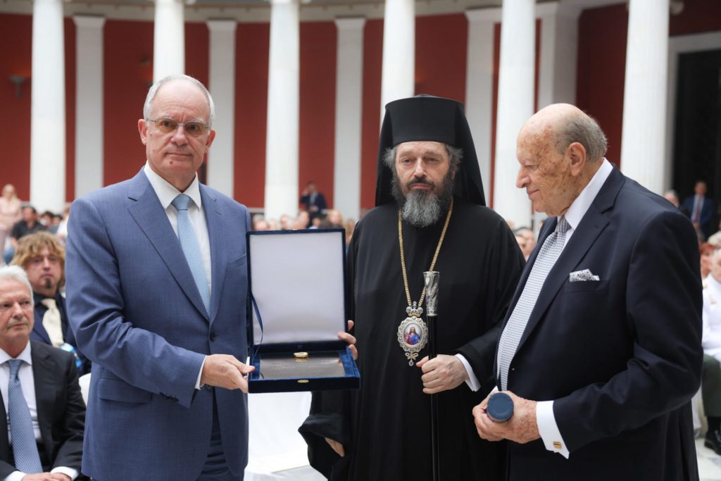 Απονομή τιμητικής διάκρισης στον Αρχιεπίσκοπο Ιερώνυμο από το Ίδρυμα Μπότση