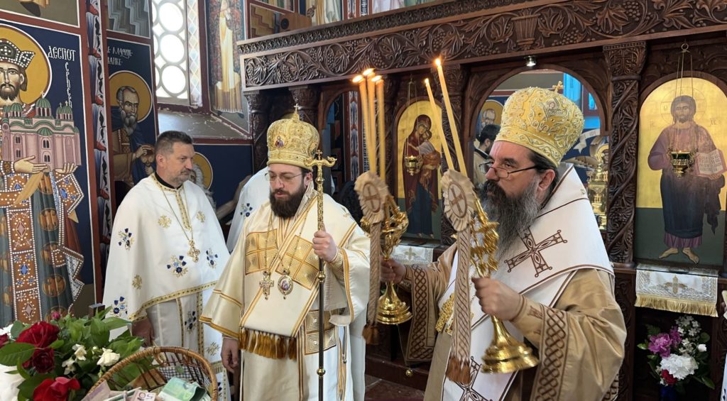 Архијереји Јеротеј и Нектарије богослужили у Светоархангелском манастиру у Каони опширније