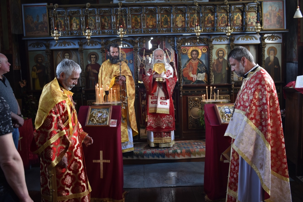 Архиерейска св. Литургия за храмовия празник на Гложенския манастир „Св. вмчк Георги“