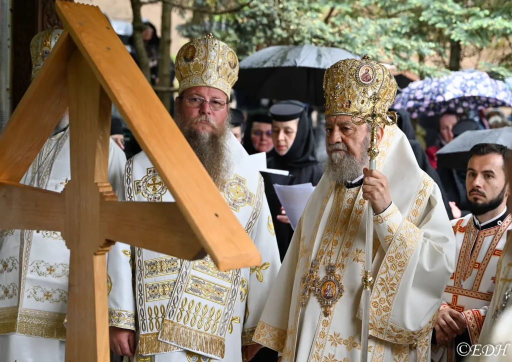 Hram la Mănăstirea Prislop: Pe calea mântuirii nimic nu trebuie să ne înspăimânte, a spus Mitropolitul Ardealului