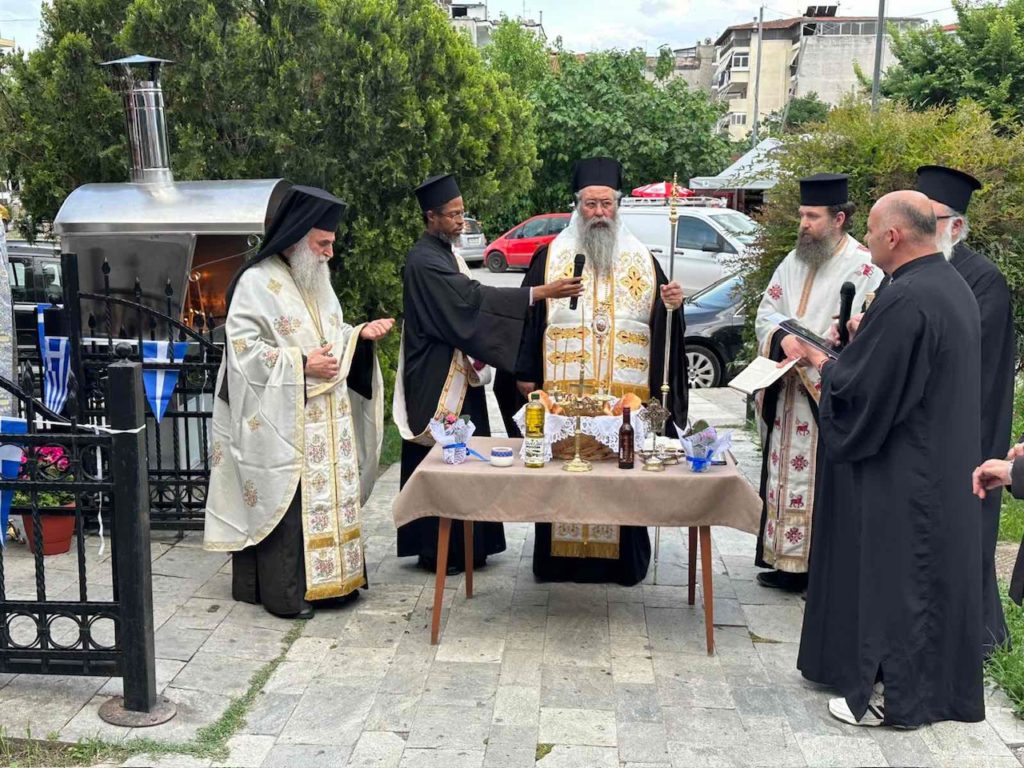 Εσπερινός προς τιμήν του Αγίου Χριστοφόρου, προστάτη των οδηγών στο παρεκκλήσι του σταθμού λεωφορείων στην Κατερίνη