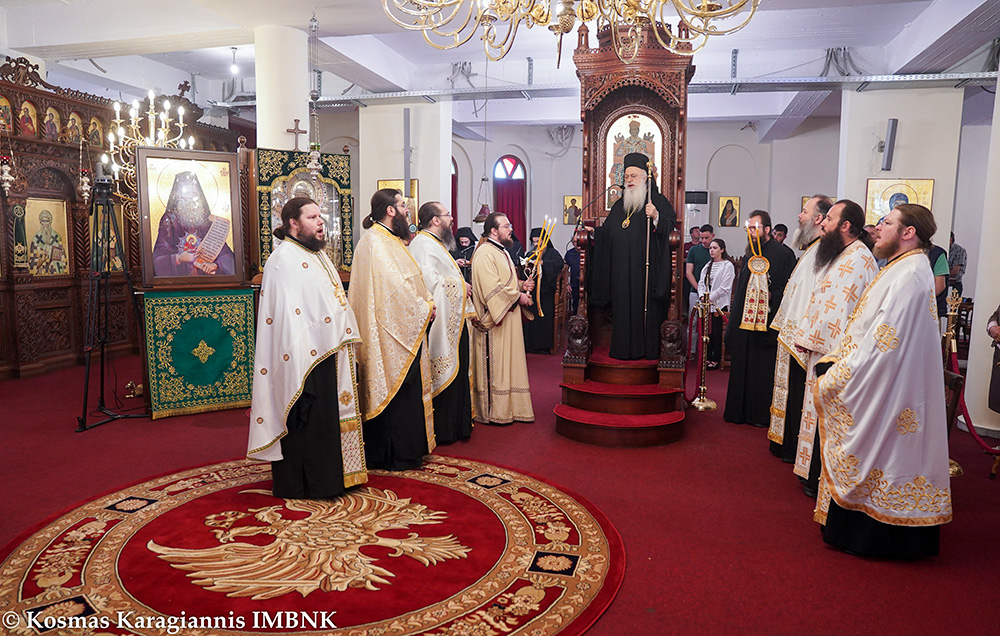 Συγκίνηση και ευλάβεια στον Άγιο Λουκά, στην Παναγία Δοβρά – Συνεχίζεται η προσκύνηση της Τιμίας Χειρός του Αγίου Χαραλάμπους