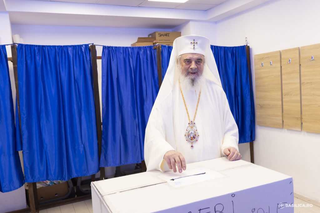 Ο Πατριάρχης Ρουμανίας ψήφισε στις Προεδρικές εκλογές του 2025