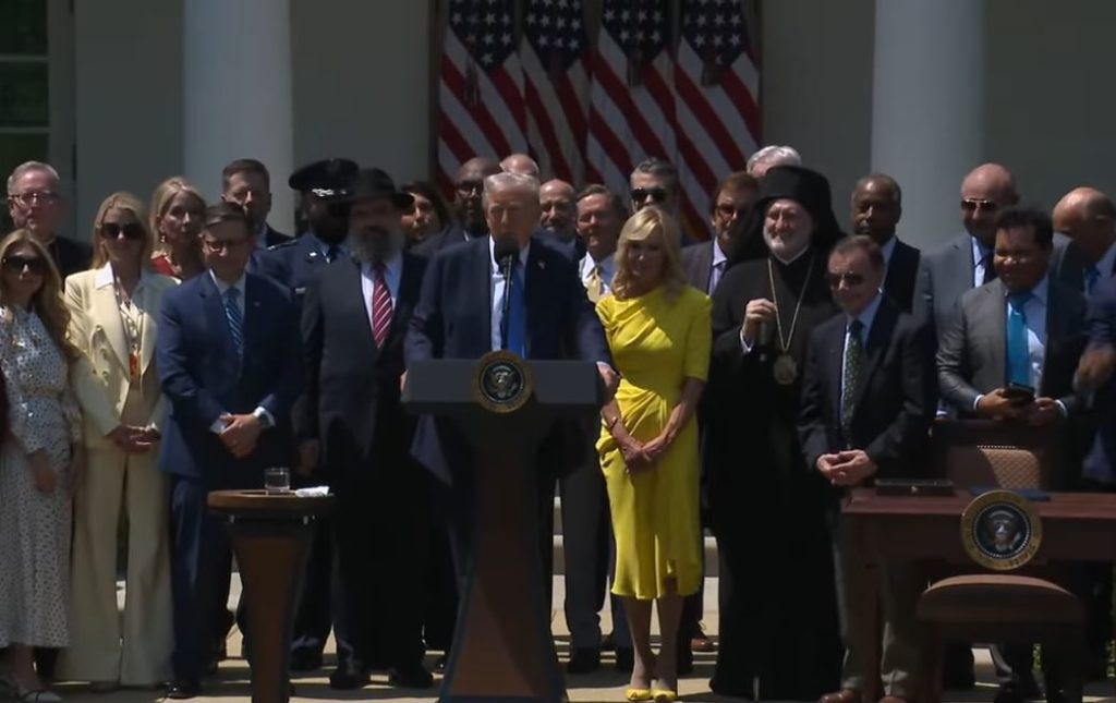 Στον Λευκό Οίκο ο Αμερικής Ελπιδοφόρος για την Εθνική Ημέρα Προσευχής – Το μήνυμα Τραμπ