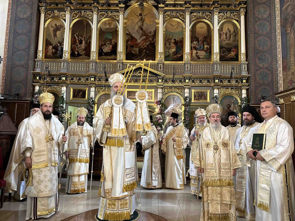 Патријарх Порфирије: Нека нас рука Светог Саве благослови, руководи и измири са Богом и једне са другима