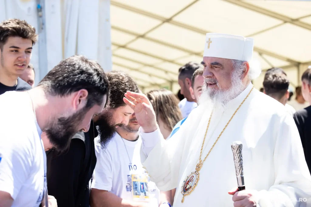 Ziua Națională a Tineretului: Biserica este chemată să le apere inocenţa, sinceritatea, curajul