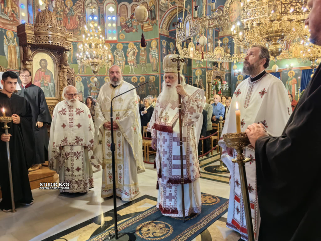 Ναύπλιο: Αρχιερατική Θεία Λειτουργία στον εορτάζοντα ναό των Αγίων Κωνσταντίνου και Ελένης