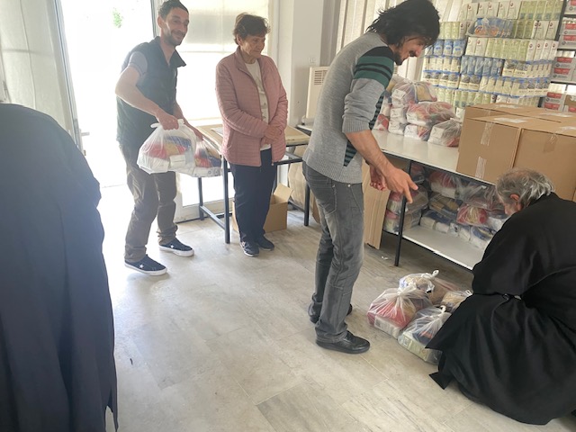 Διανομή 960 δεμάτων με τρόφιμα από την Ιερά Μητρόπολη Καστορίας