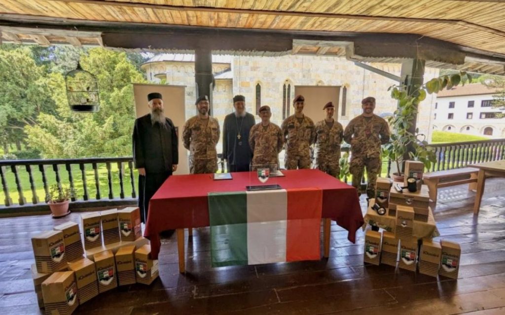 Италијански КФОР донирао нове рефлекторе за цркву манастира Високи Дечани