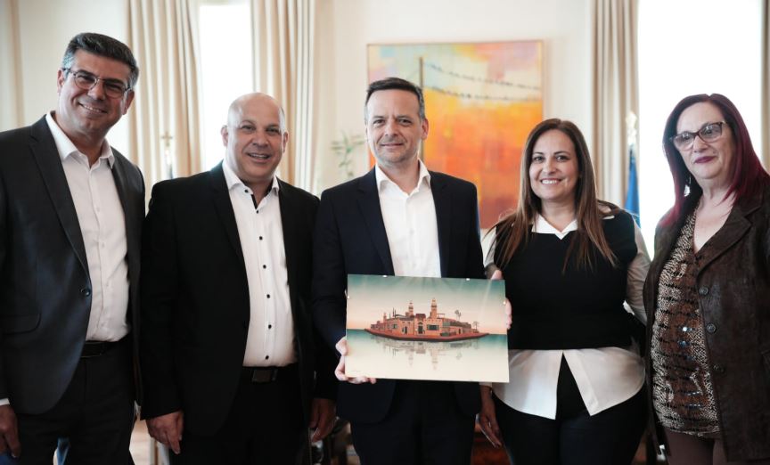 لقاء وَفْدِ من مُنَظَّمَةِ الْكَشَّاف الْأُرْثُوذُكْسِيِّ مع رئيس بلدية العاصمة اليونانية أثينا