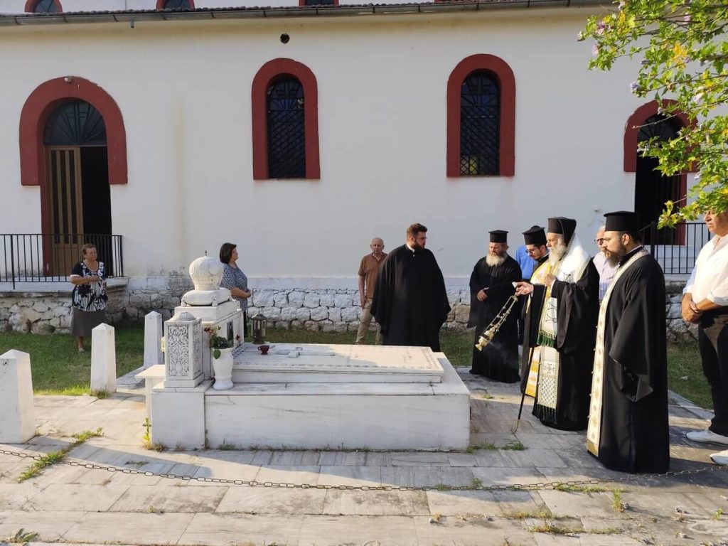 Ιερά Τρισάγια στους τάφους των Μακαριστών Αρχιερέων Χίου Παύλο και Νεοχωρίου Παύλο