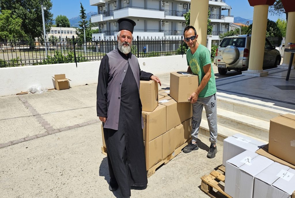Διανομή δεμάτων-τροφίμων από την Μητρόπολη Μαρωνείας και Κομοτηνής