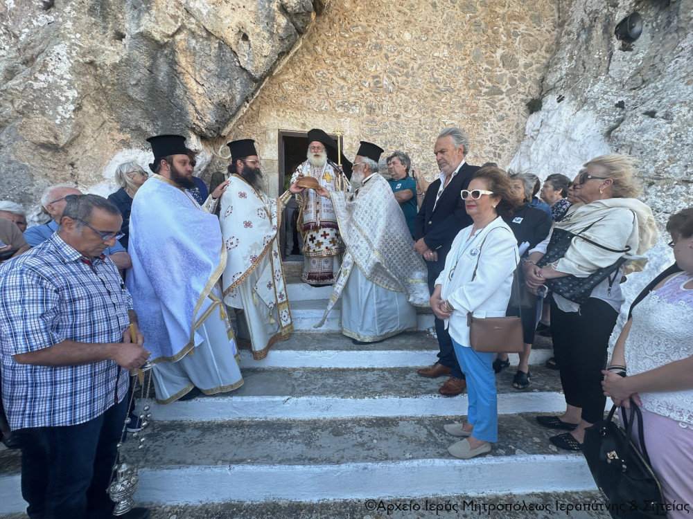 Αρχιερατική Θεία Λειτουργία στον σπηλαιώδη Ναό του Αγίου Πνεύματος στους Αρμένους Σητείας