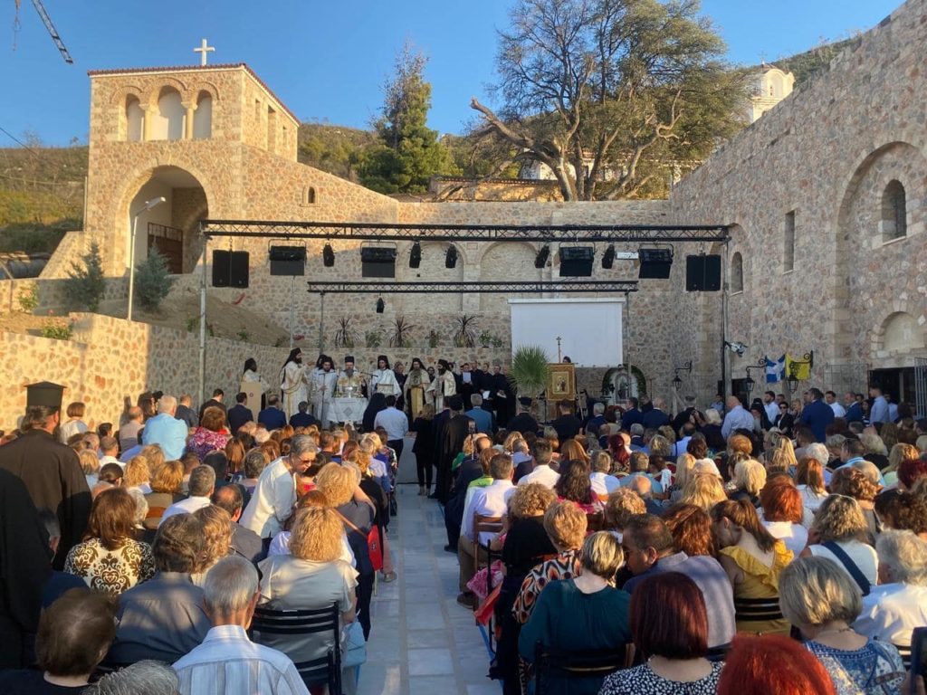 Οι Μητροπολίτες Μεγάρων Κωνσταντίνος και Αδριανουπόλεως Αμφιλόχιος στα εγκαίνια του Μουσειακού Κέντρου Πολιτιστικών Προϊόντων «Γεράνεια»