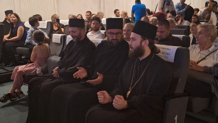 ХУМАНИТАРНИ КОНЦЕРТ „МИРНО НЕБО ЗА ДЕЧИЈИ ОСМЕХ ” ОДРЖАН У ПРЕПУНОМ РУСКОМ ДОМУ