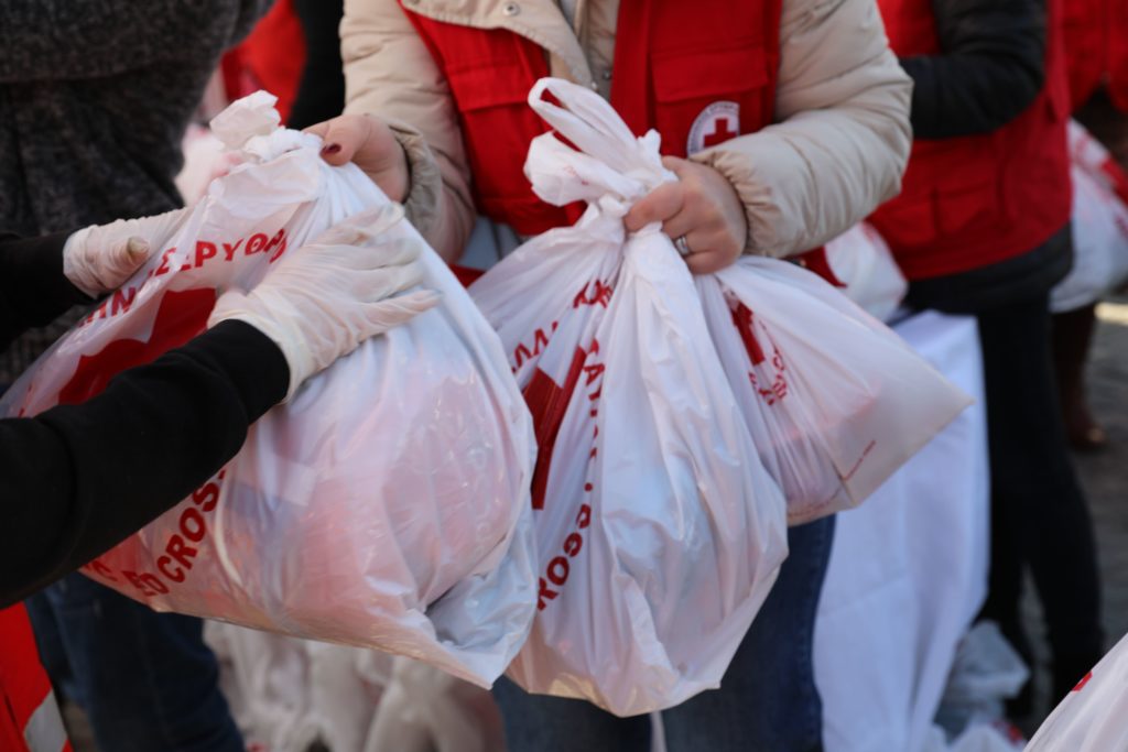 Ο Ελληνικός Ερυθρός Σταυρός ενισχύει τους άστεγους συνανθρώπους μας ενόψει καύσωνα