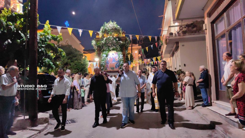 Λιτάνευση της εικόνας της Αγίας Τριάδας στο Ναύπλιο