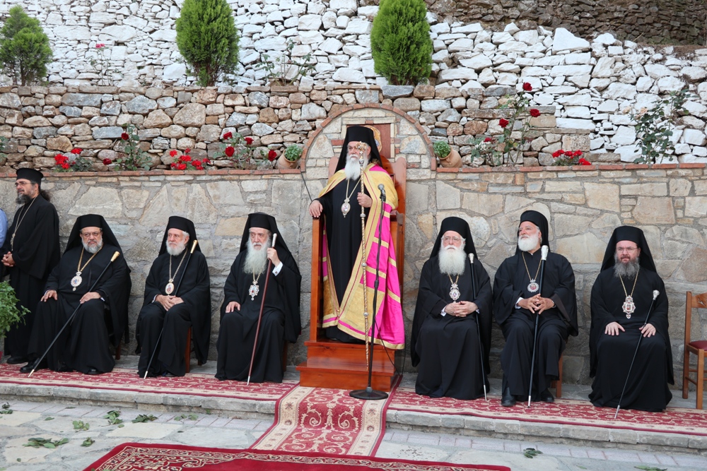 Πολυαρχιερατικός Εσπερινός των Ονομαστηρίων του Μητροπολίτη Σάμου στη γενέτειρά του, το Παλαιό Καρλόβασι