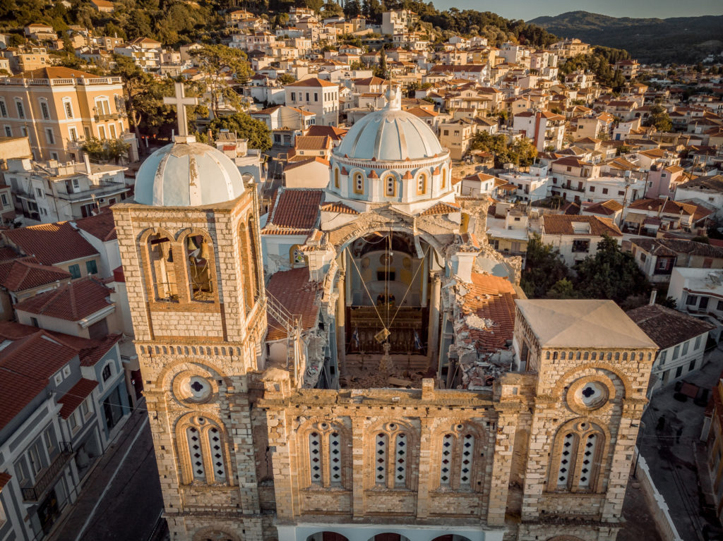 Στην Ευρωβουλή το θέμα των κατεστραμμένων από τους σεισμούς Nαών της Σάμου