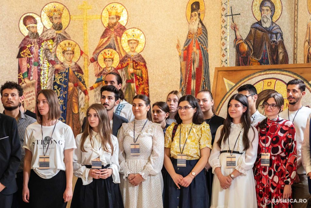 Patriarhul României către ascoreni: Idealul tinereții este căutarea unui viitor fericit
