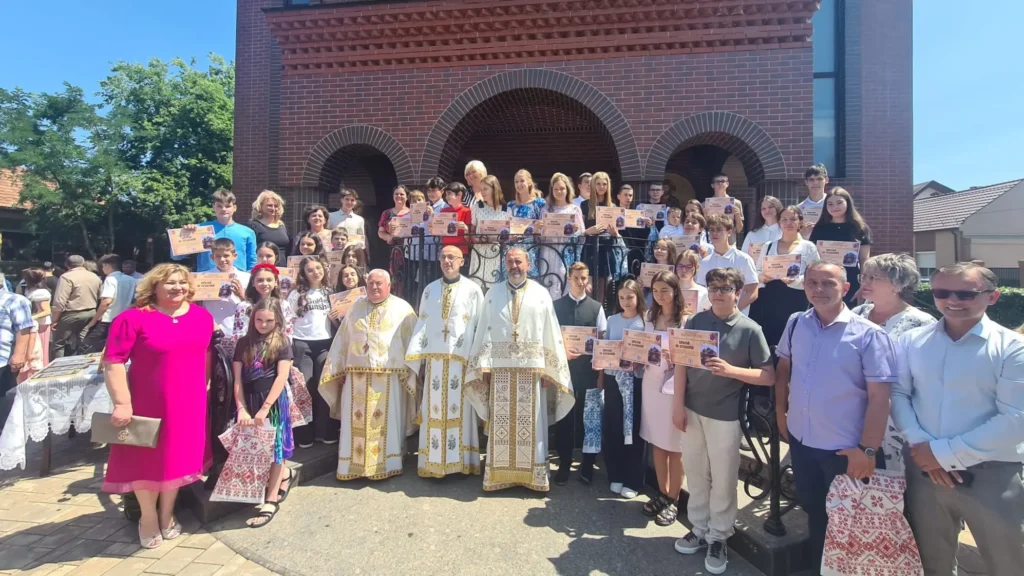 Aproape o sută de elevi orădeni cu rezultate școlare foarte bune au fost premiați de Biserică