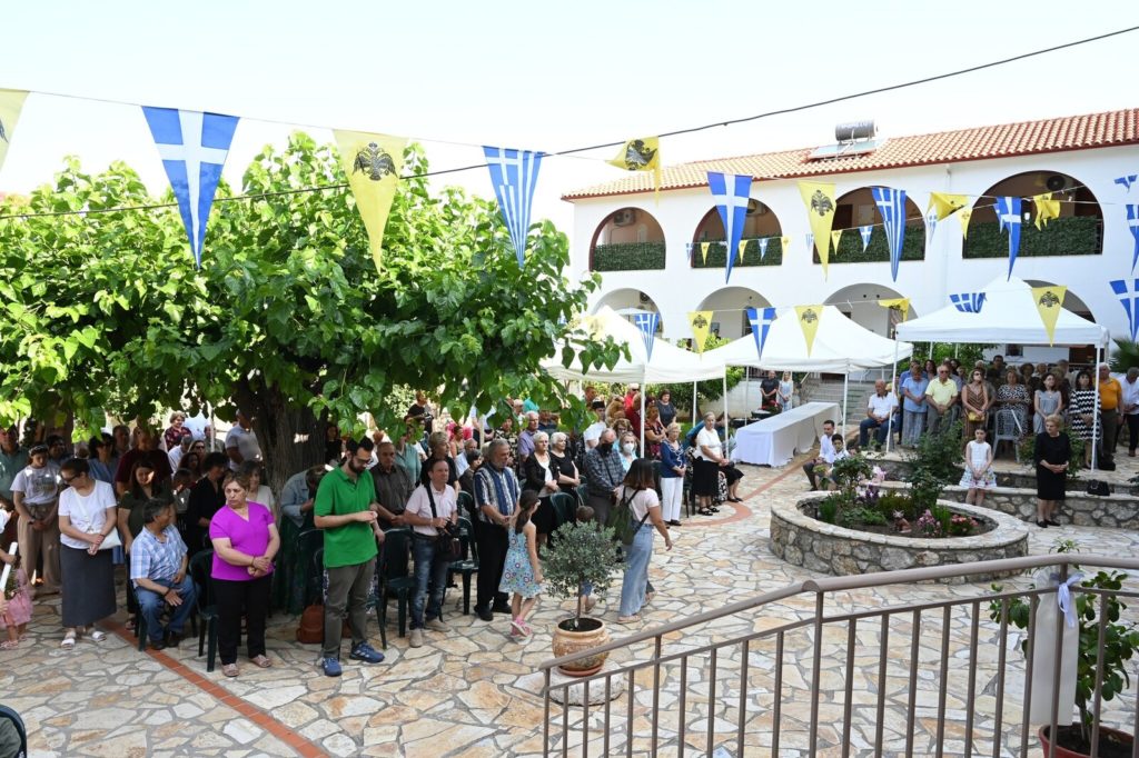 Με λαμπρότητα και πλήθος προσκυνητών οι εορταστικές εκδηλώσεις στην Ι.Μ. Αγίας Τριάδος Ακράτας