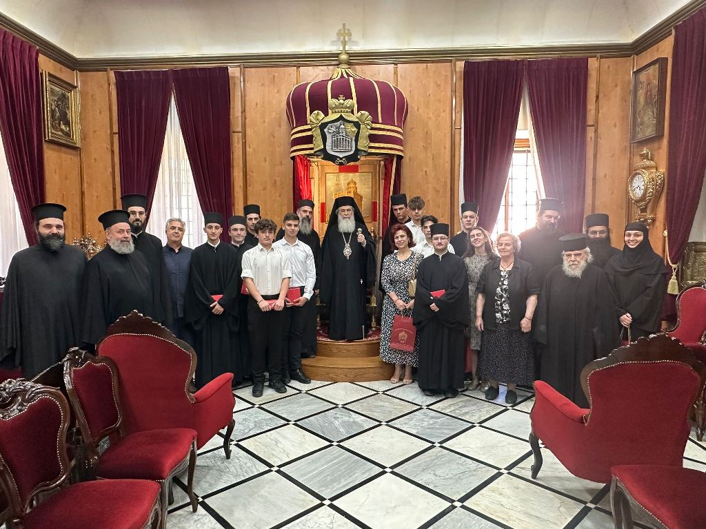 Μαθητές της Πατριαρχικής Σχολής Σιών στον Πατριάρχη Ιεροσολύμων Θεόφιλο