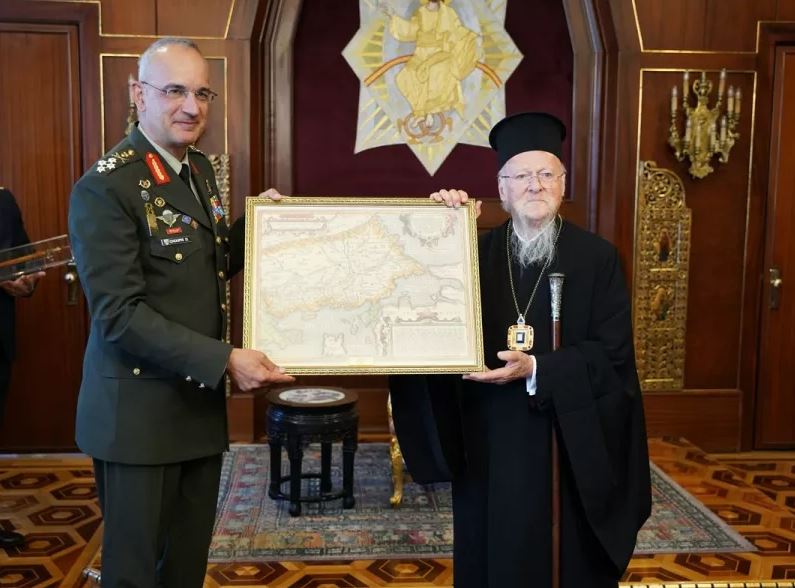 Πηγές του Υπουργείου Εθνικής Άμυνας απαντούν στην Άγκυρα για το δώρο του Αρχηγού ΓΕΕΘΑ στον Οικουμενικό Πατριάρχη