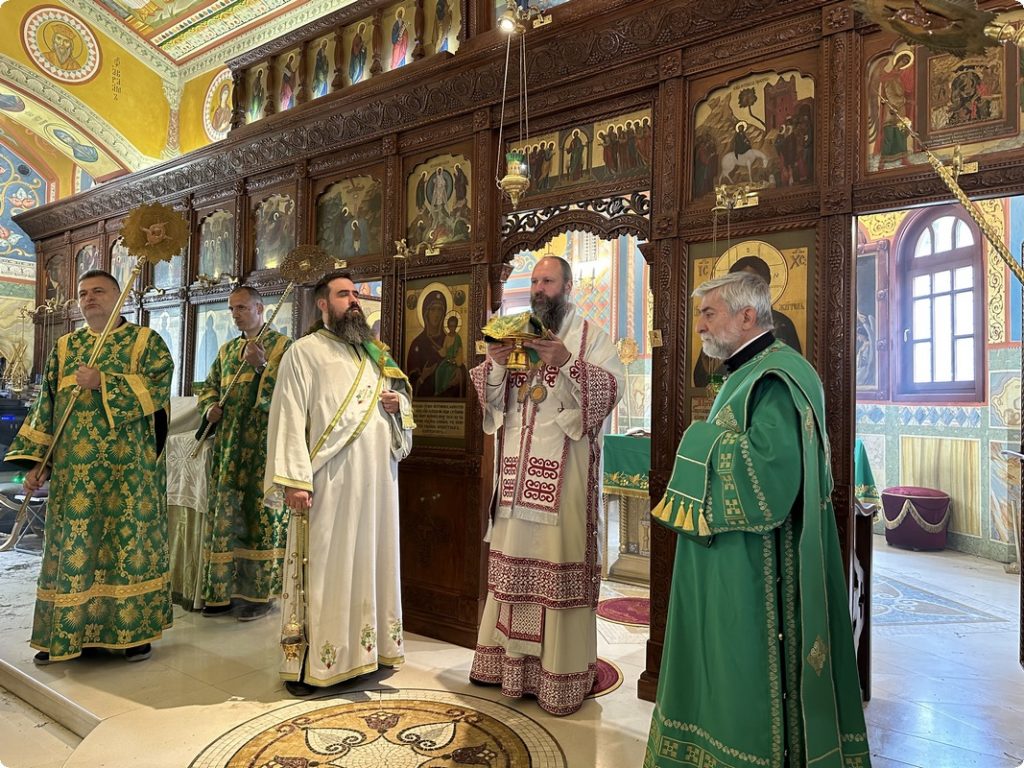 Сербский иерарх возглавил торжества престольного праздника белградского Подворья Русской Православной Церкви