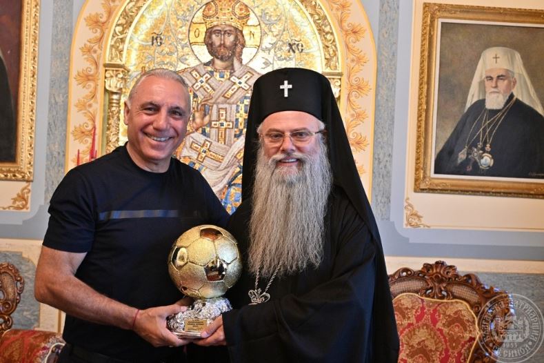 Ο Χρίστο Στόιτσκοφ δώρισε αντίγραφο της “Χρυσής Μπάλας” στη Μητρόπολη Φιλιππουπόλεως