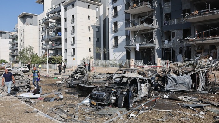 Κτίριο κατοικιών επλήγη από ιρανικό πύραυλο στο νότιο Ισραήλ -​​​​​​​ Το Ισραήλ έπληξε στρατιωτικό ερευνητικό κέντρο στην Τεχεράνη