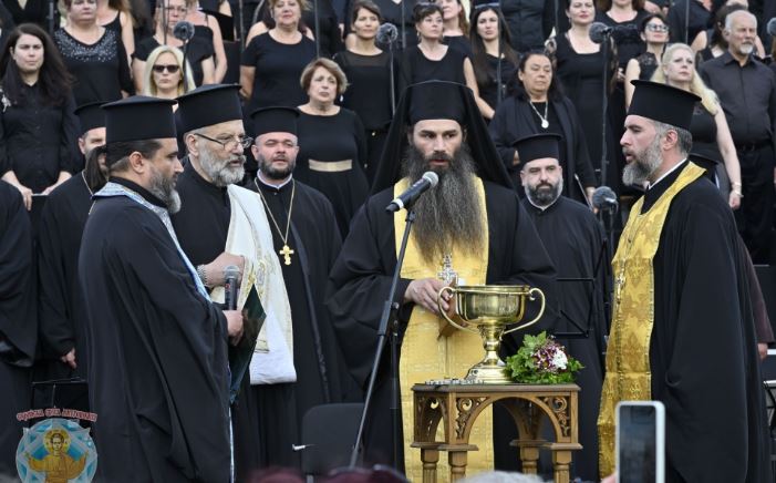 Архимандрит Йоан отслужи водосвет на Шествие за семейството